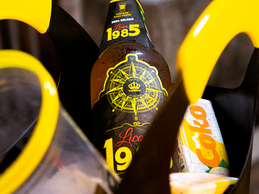 Garrafa de Licor 1985 dentro de uma bolsa termina com gelo da Côko